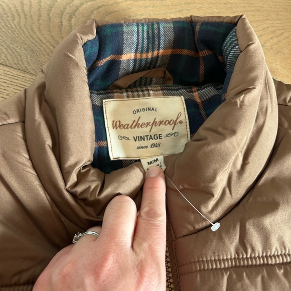 New with tags Men’s M puffer vest. Cute and functional! - Picture 2 of 4